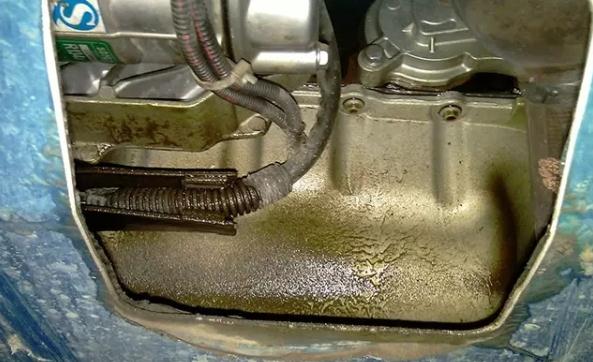 发现自家车漏油该怎么做？