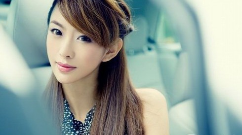 /温柔美女车模清纯如水
