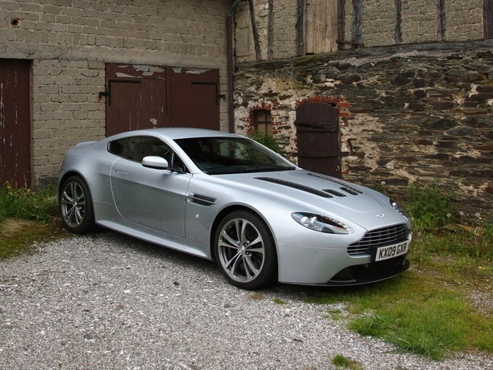 /阿斯顿马丁 V12 vantage