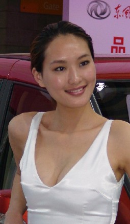 /波霸女车模白衣透性感
