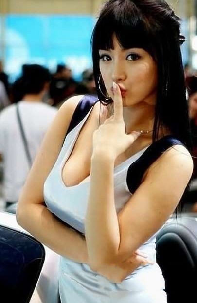 /靓丽车模镜头前完美瞬间