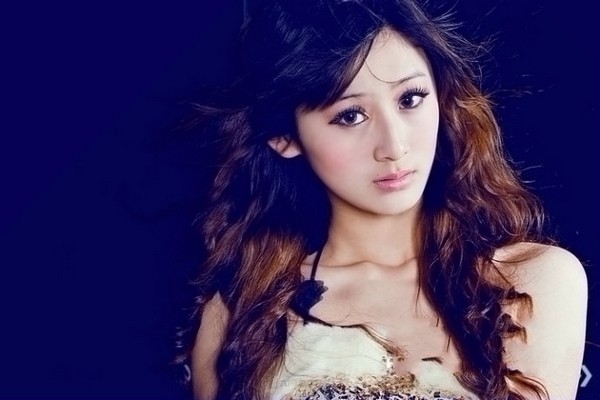 /窈窕美女展现黑丝诱惑