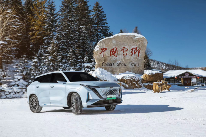 【新闻稿】10万口碑力挺，我的汽车机器人长安欧尚Z6第10万台正式下线1764.png