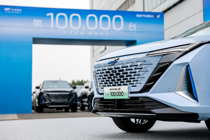 【新闻稿】10万口碑力挺，我的汽车机器人长安欧尚Z6第10万台正式下线1505.png