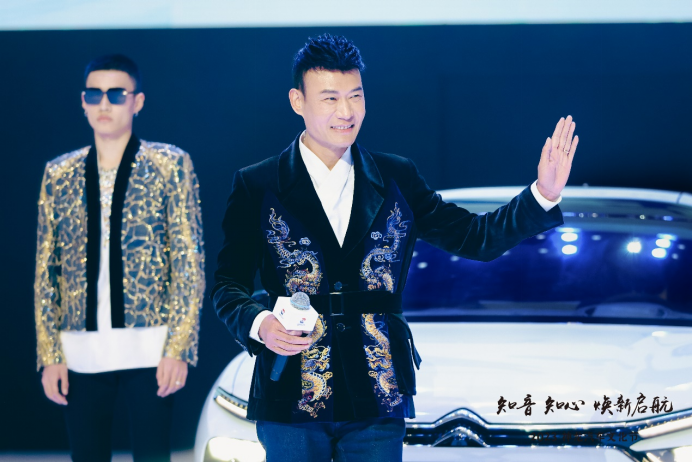 4dbb19ae6927cf4da107dd377052641f.png 【新闻稿】携手戛纳“龙袍”设计师劳伦斯·许,东风雪铁龙凡尔赛c5 x开启时尚大秀813.png