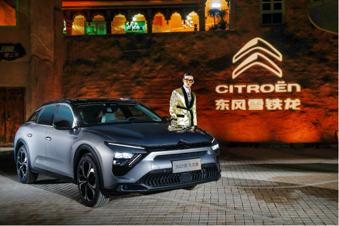 0909cb206f29328ef01ddd301e02b88d.png 与劳伦斯·许联袂出演,凡尔赛c5 x喀什时尚秀绽放个性领潮态度1886.png