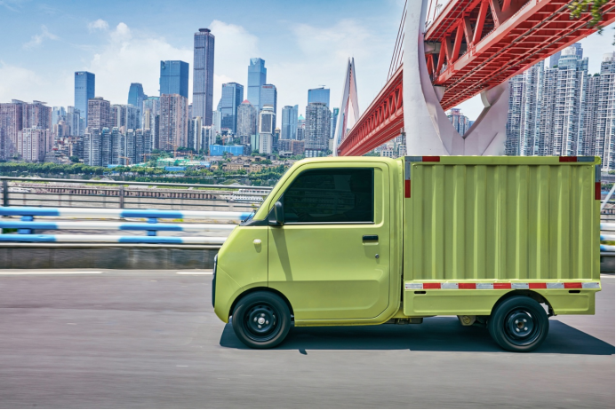 【新闻稿】3.68万元起！人民五菱再造神车，e10致富小精灵正式上市1278.png