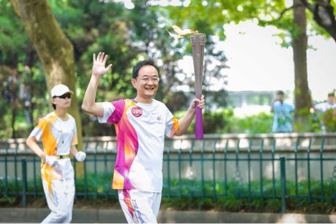 新闻稿： 堪称排面王！极氪满电护航2000余名亚运火炬手974.png