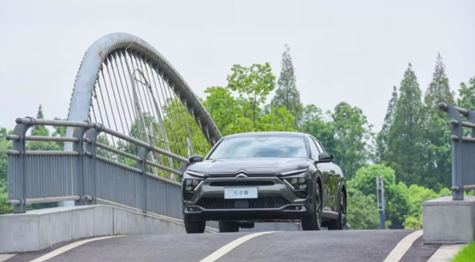 凡尔赛 C5 X经典款 宠粉周年庆 礼享凡尔赛 “包”您满意