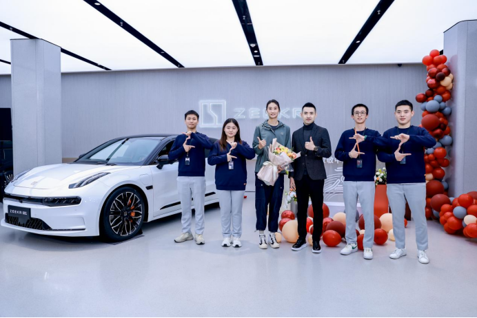【新闻稿】极氪亚运冠军赠车仪式在京举办，迎来首位冠军车主撑竿跳女王李玲491.png