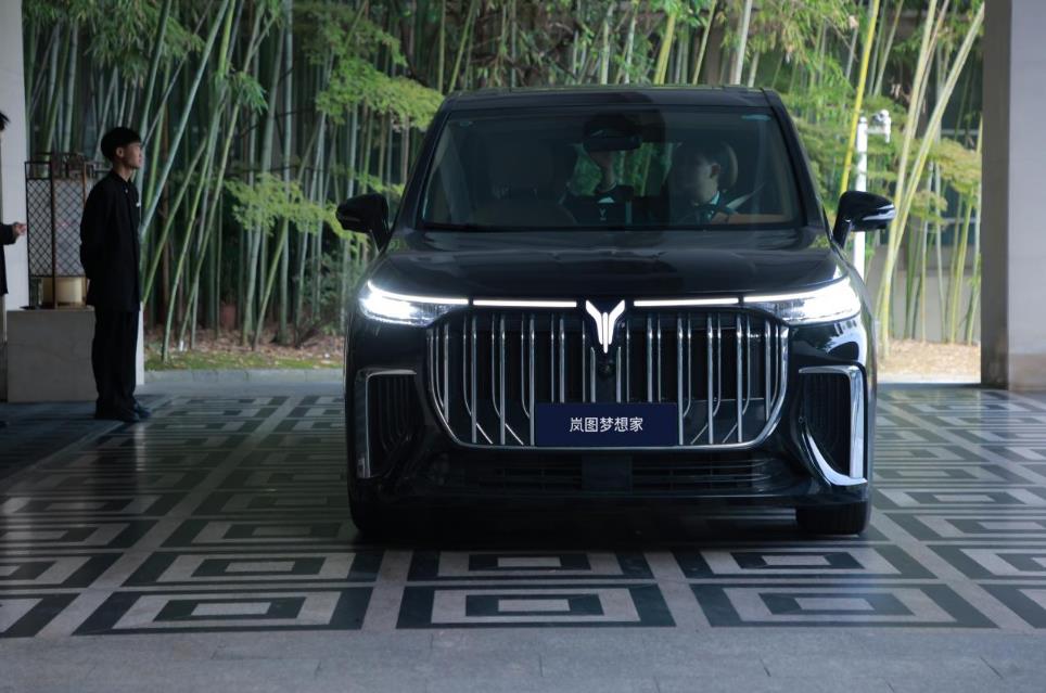 第六届楚商大会盛大召开 岚图汽车成为嘉宾接待用车