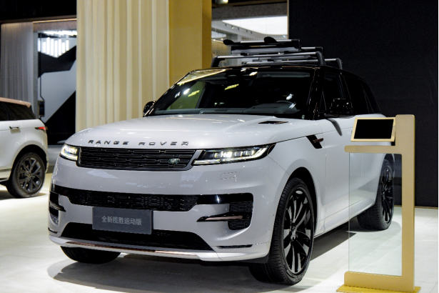 【新闻稿】卫士DEFENDER全系上新V8，揽胜迎来2024年款升级 捷豹路虎携全阵容于羊城上演新现代豪华主义盛宴3593.png