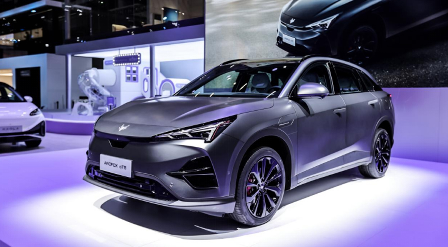 广州车展现家车天花板？极狐汽车阿尔法T5全球首秀引围观