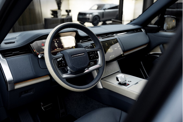 【新闻稿】卫士DEFENDER全系上新V8，揽胜迎来2024年款升级 捷豹路虎携全阵容于羊城上演新现代豪华主义盛宴3060.png