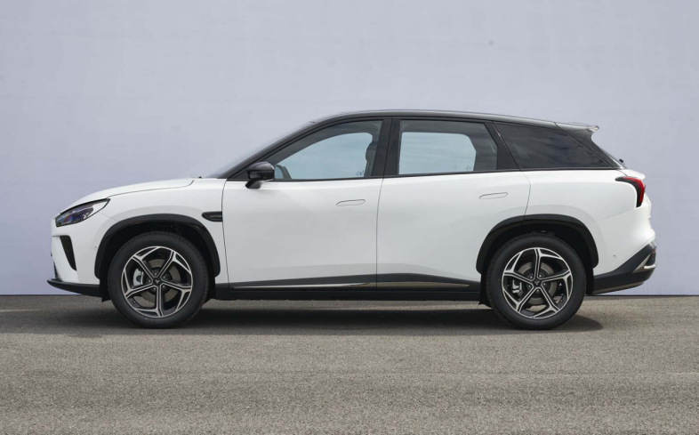 哪吒全新车型内饰首曝 家用增程suv搭载双联巨屏(2)639.png