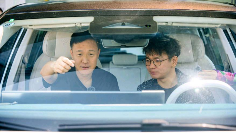 1_【新闻稿】哪吒l开启首批交付，哪吒汽车ceo张勇亲自交车261.png