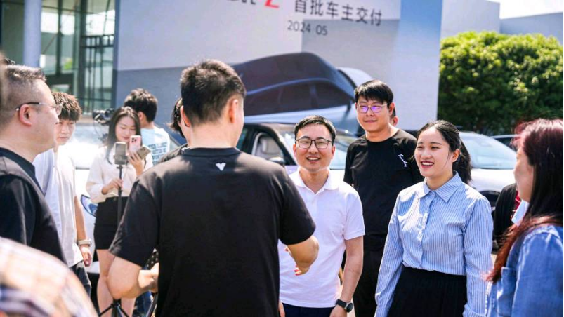 1_【新闻稿】哪吒l开启首批交付，哪吒汽车ceo张勇亲自交车842.png