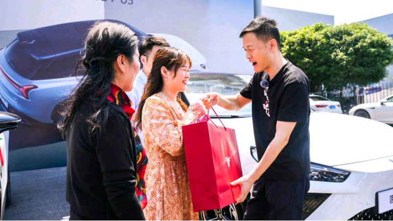 1_【新闻稿】哪吒l开启首批交付，哪吒汽车ceo张勇亲自交车1193.png