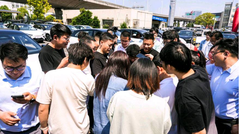 1_【新闻稿】哪吒l开启首批交付，哪吒汽车ceo张勇亲自交车957.png