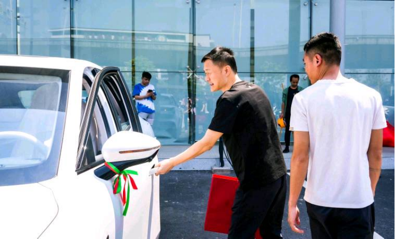 1_【新闻稿】哪吒l开启首批交付，哪吒汽车ceo张勇亲自交车1167.png