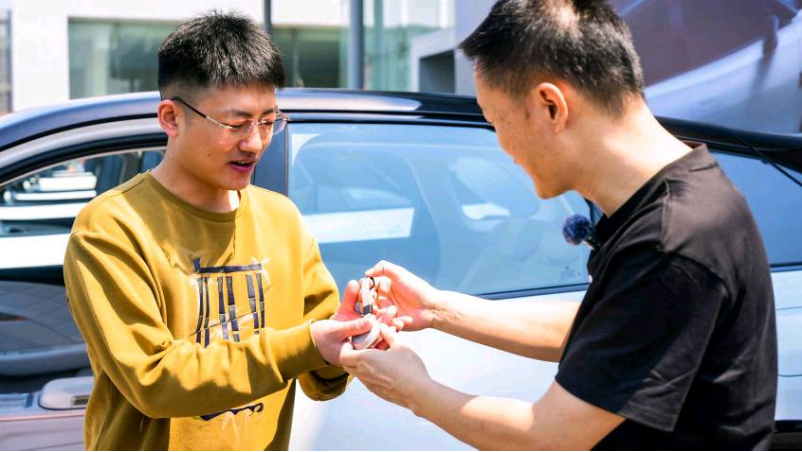 1_【新闻稿】哪吒l开启首批交付，哪吒汽车ceo张勇亲自交车1179.png