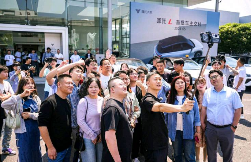 1_【新闻稿】哪吒l开启首批交付，哪吒汽车ceo张勇亲自交车247.png